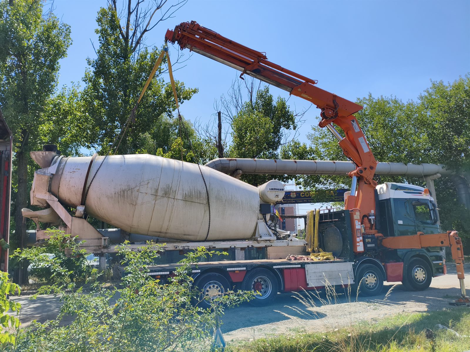 Încărcare și transport malaxor beton Liebherr
