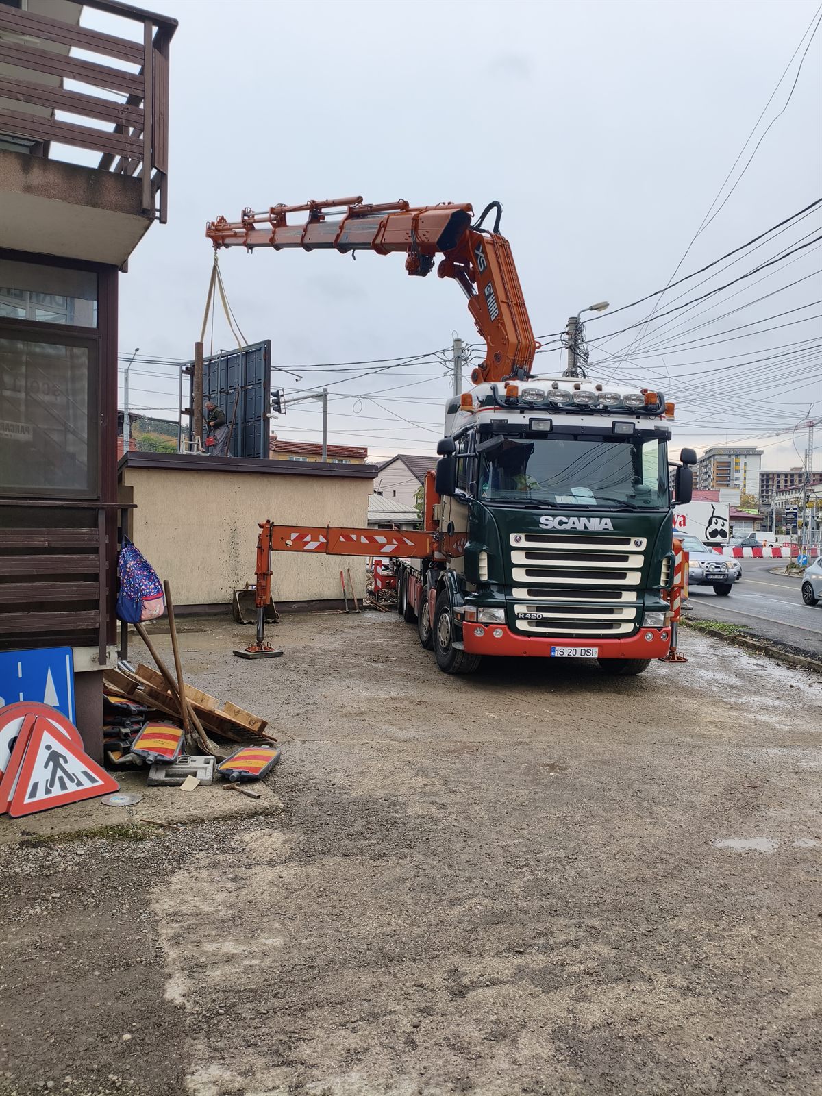 Ridicare structură peste clădire în zonă urbană